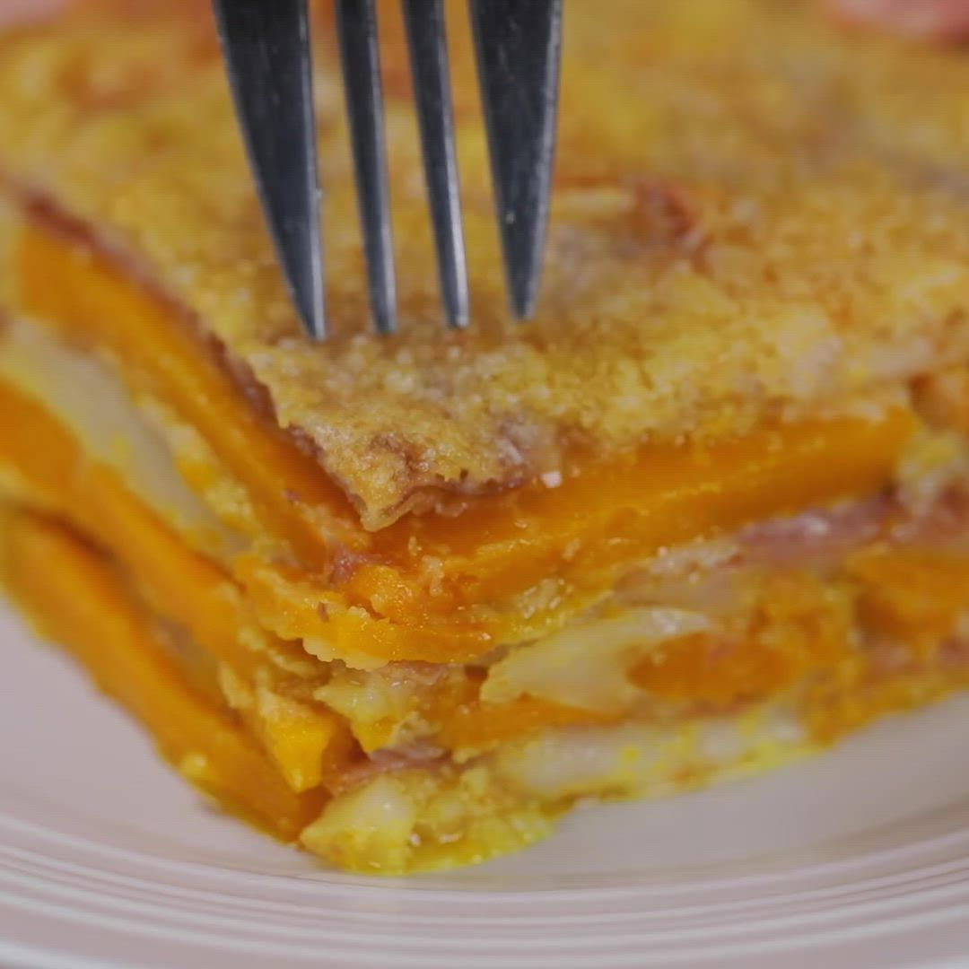 Parmigiana di zucca con crudo e scamorza
