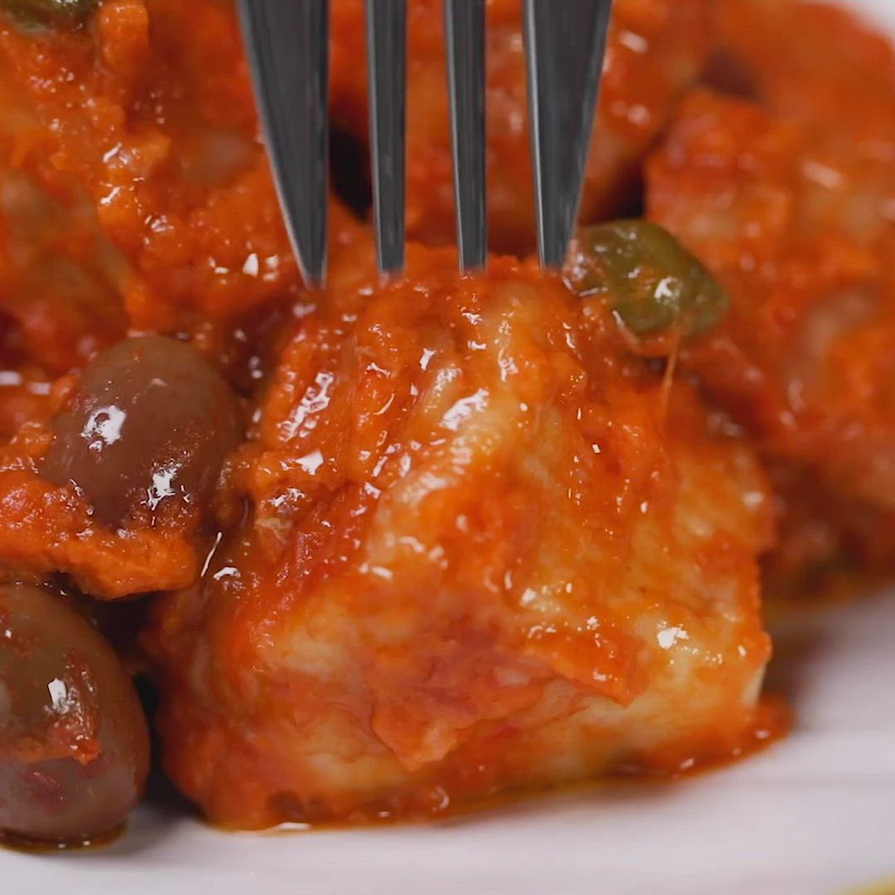 Bocconcini di pollo con crema di peperoni, olive e capperi