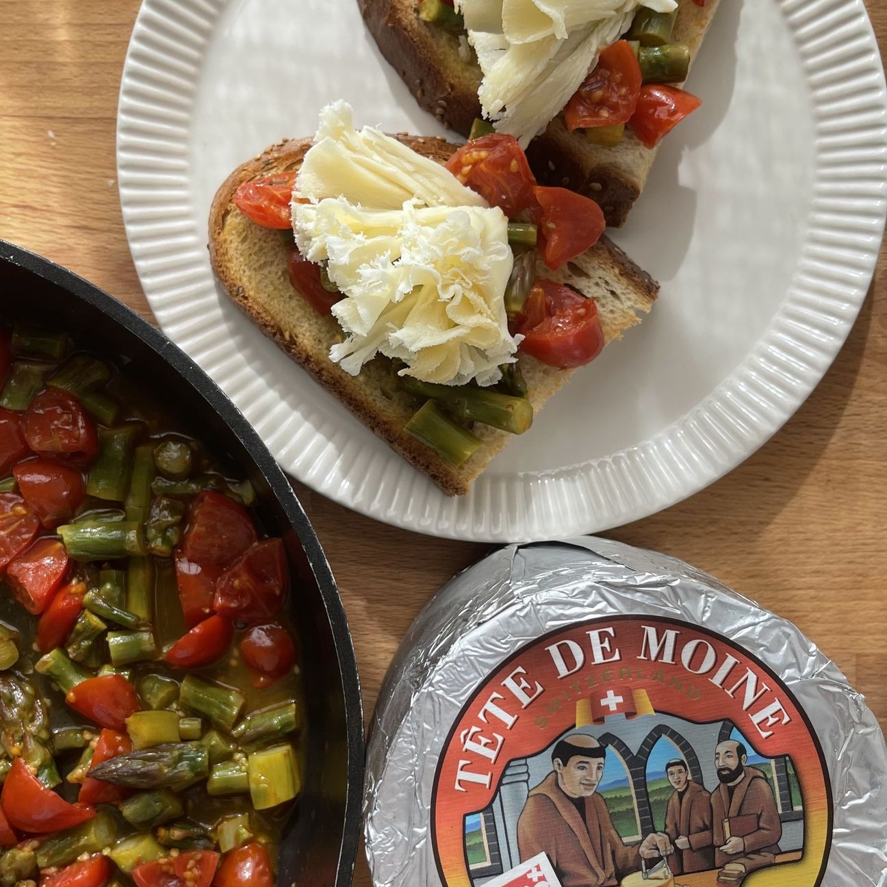 Bruschette con verdure e Tête de Moine