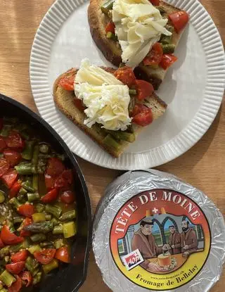 Ricetta Bruschette con verdure e Tête de Moine di juless.cooking