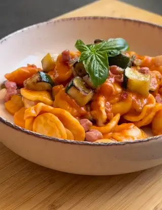 Ricetta Orecchiette con Zucchine, Passata di Pomodoro, Provola e Pancetta di giorgiasbakery