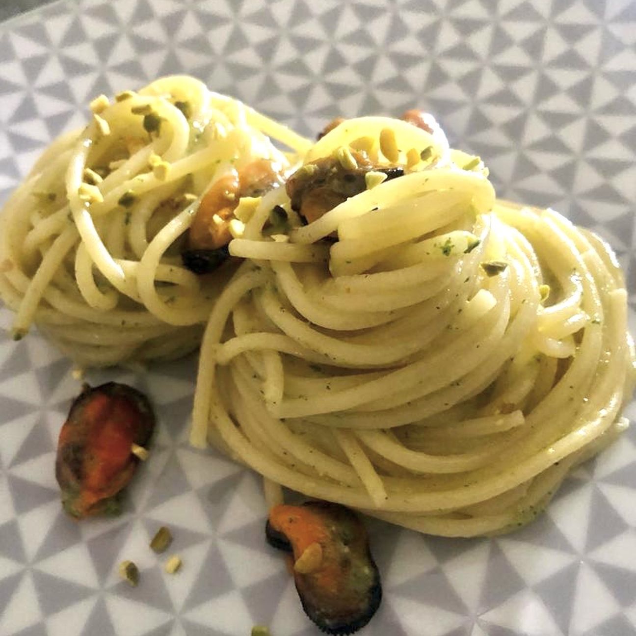 Spaghetti pecorino cozze e granella di pistacchio