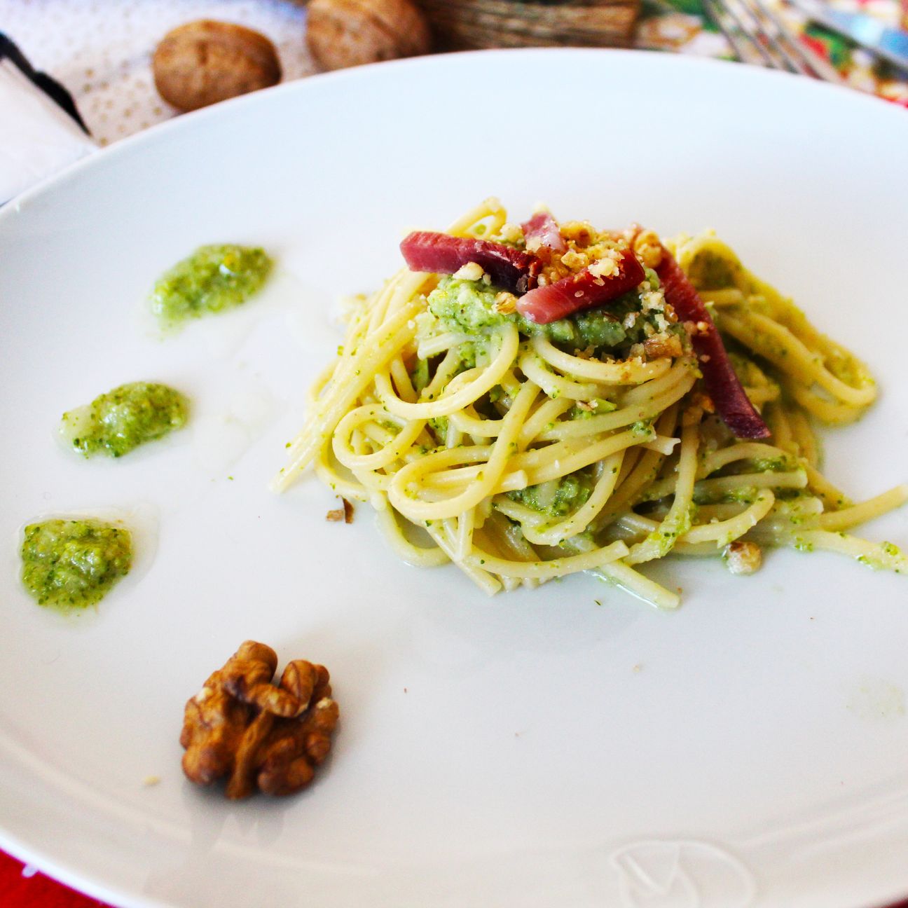 Spaghetti con crema di zucchine e pecorino romano, speack e noci.