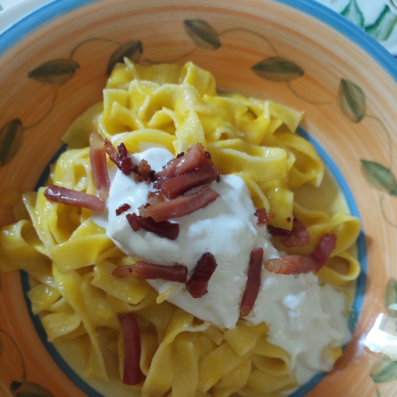 Tagliatelle con crema di porri e peperoni stracciatella e speck