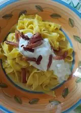 Ricetta Tagliatelle con crema di porri e peperoni  stracciatella e speck