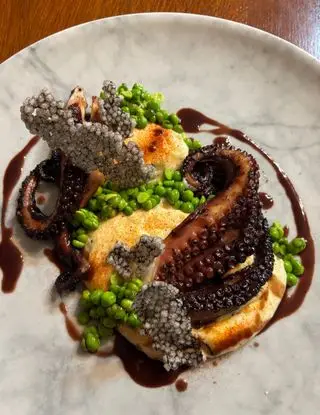 Ricetta Polpo Ubriaco al Negroamaro,crema di patate,piselli,riduzione di polpo e Chips di tapioca di ale.torsello