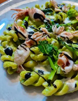 Ricetta Fusilloni ,Crema di cime di rapa ,Calamaretto, salsa al nero di seppia e Burrata di ale.torsello