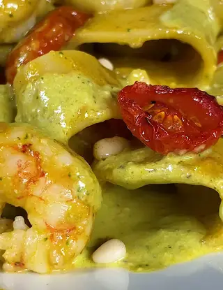 Ricetta Calamarata con pesto fiori di zucca, pomodorini e gamberi di pastagarofalo