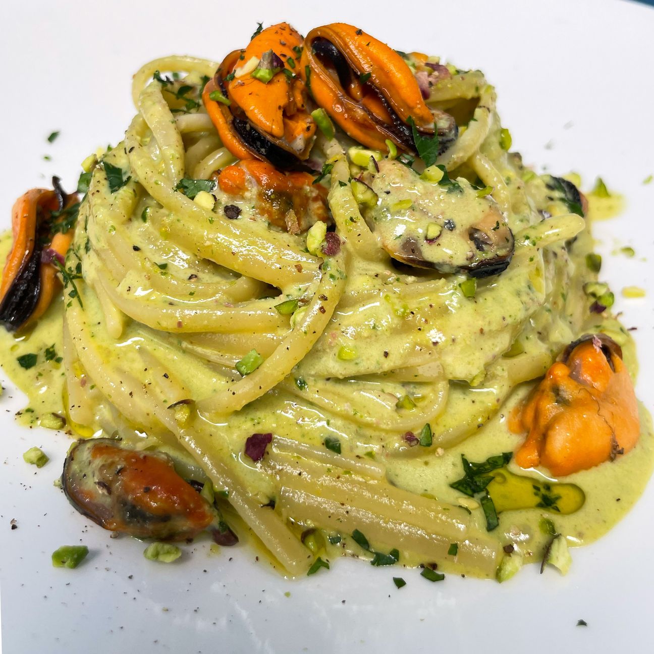 Linguine cozze, pecorino e pistacchi