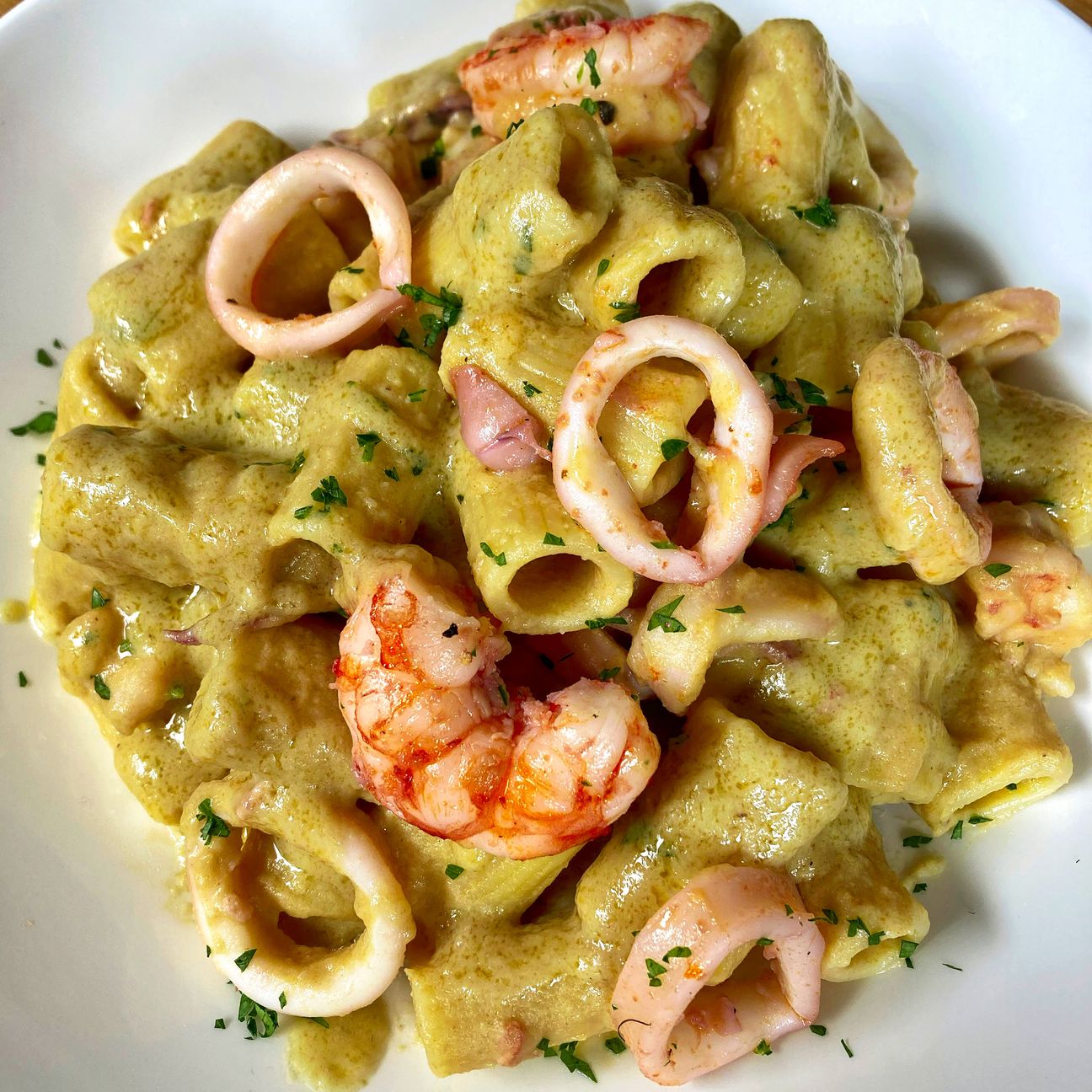 Mezze Maniche con crema di carciofi, gamberi e calamari