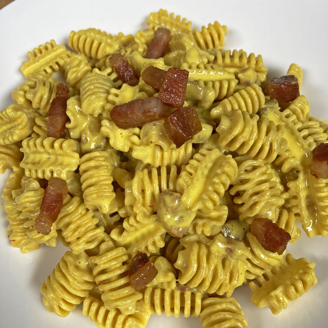 Radiatori Integrali con crema di ricotta allo zafferano e guanciale croccante