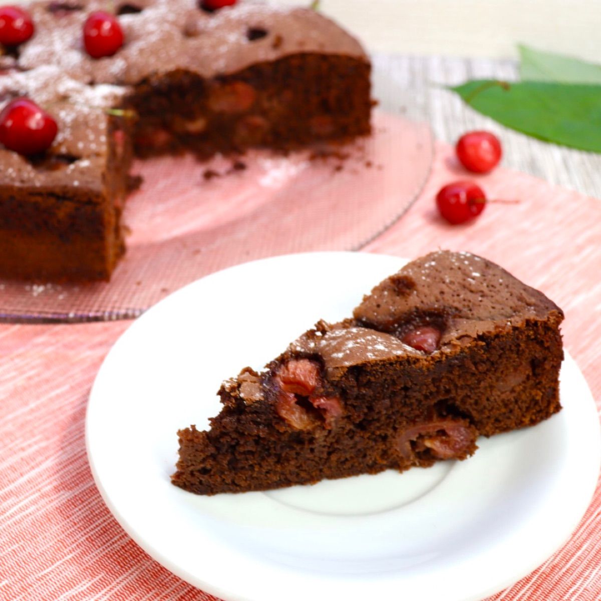 Torta al cioccolato e ciliegie
