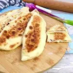 Ricetta Mezzelune con cipolle fresche e formaggio