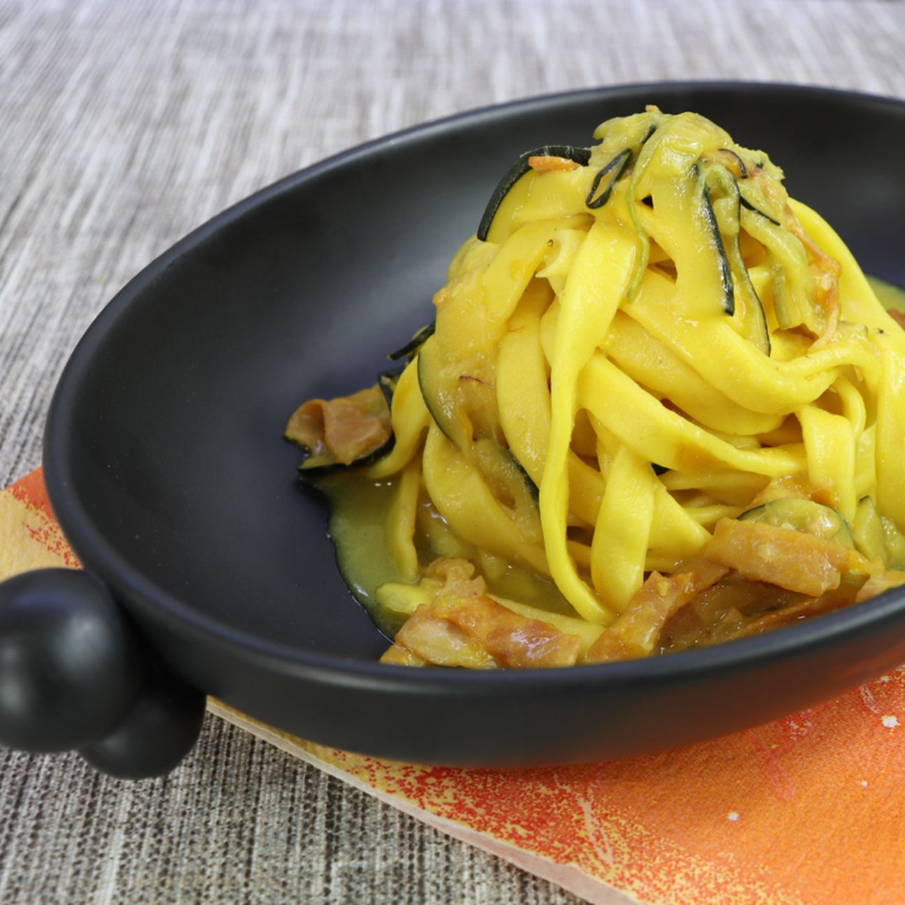 Fettuccine prosciutto zucchine e zafferano