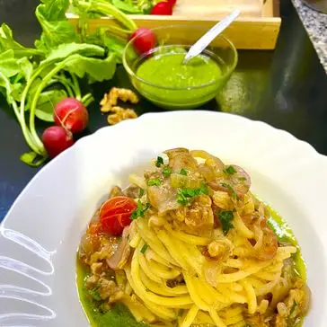 Ricetta Spaghettoni con pesto di ravanelli e ricciola di _animaincucina_