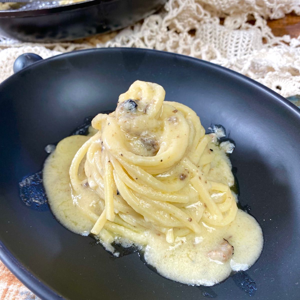SPAGHETTI CREMOSI AL BURRO E TARTUFO