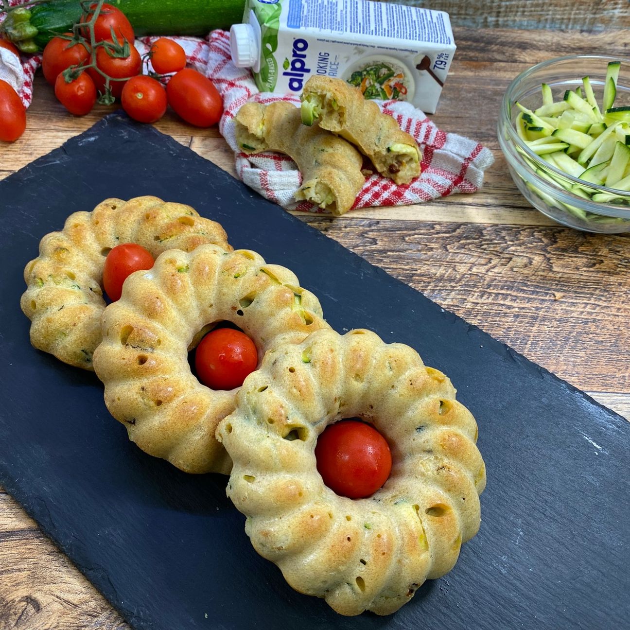 Ciambelle salate con zucchine e pomodori