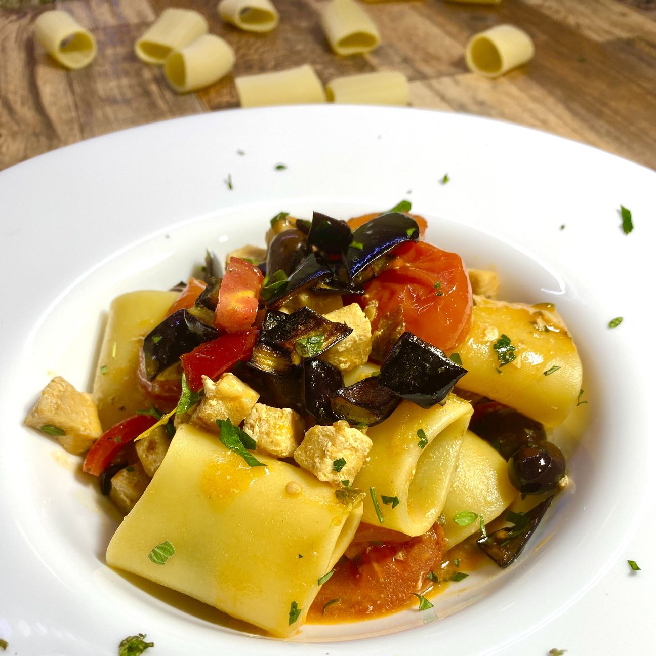 Paccheri con pesce spada e coriandoli di melanzane