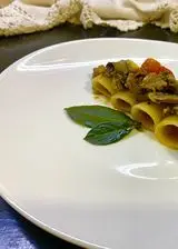 Ricetta Rigatoni con la salamella funghi e cipolle