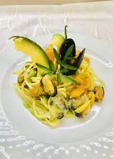 Ricetta Spaghetti con le cozze, vongole e avocado