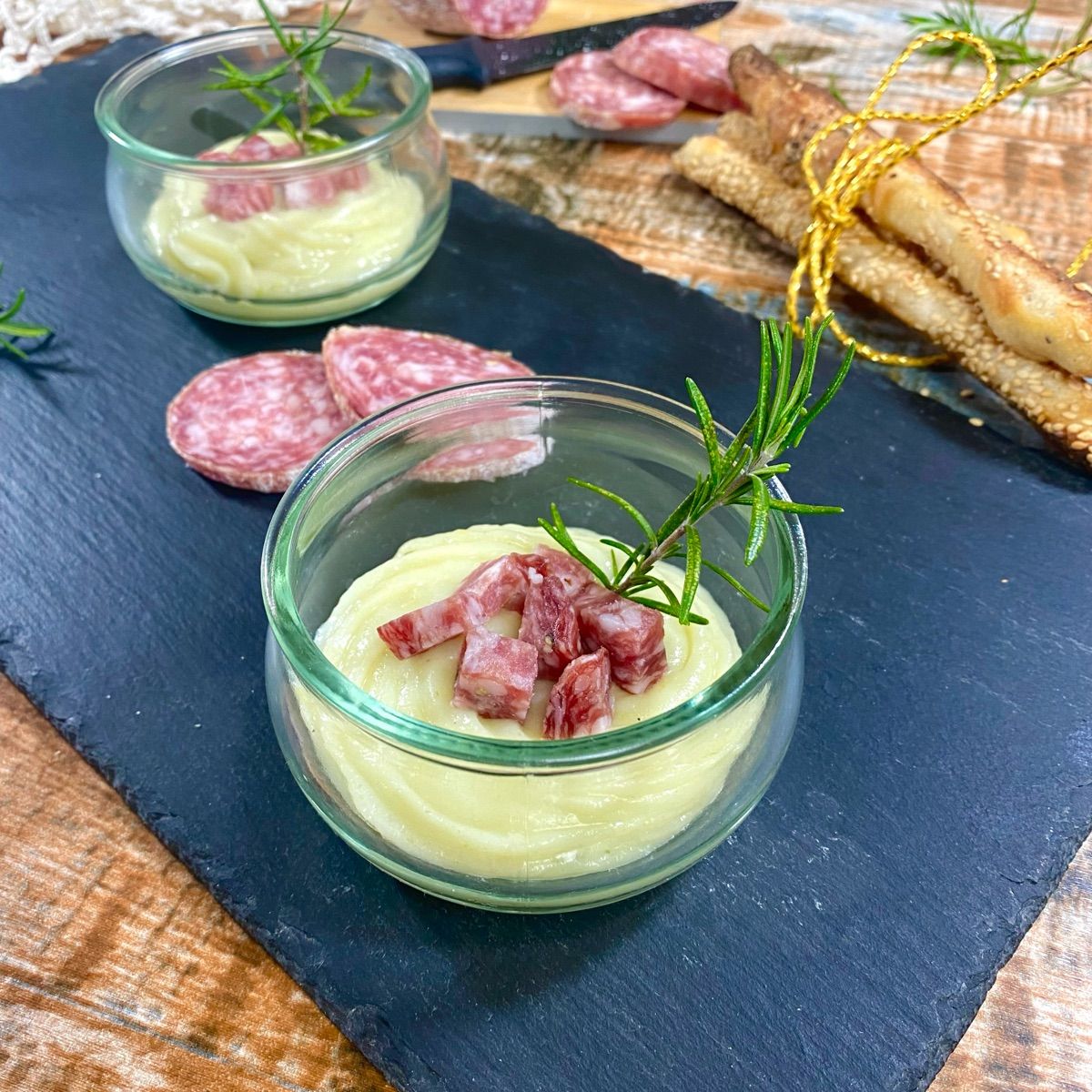 Antipasto con crema di patate sedano e salame