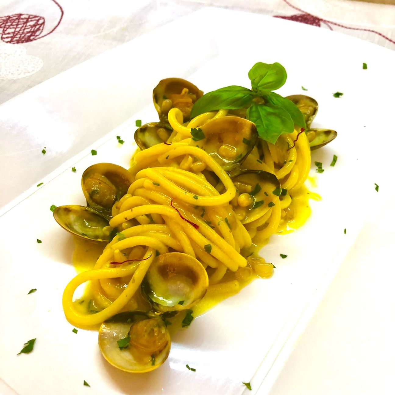 Spaghetti vongole zafferano e pinoli