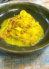 Ricetta Fettuccine salsiccia zafferano e pistacchio
