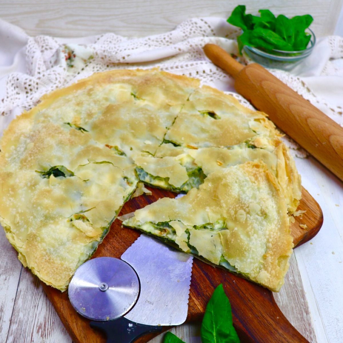 Focaccia sfogliata con erbette e formaggio