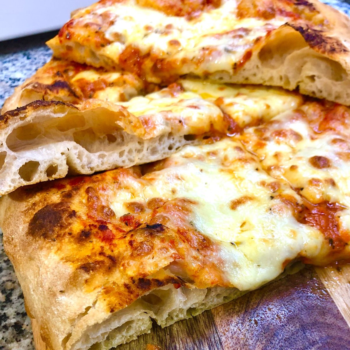 Pizza alla pala fatto a mano senza impastatrice
