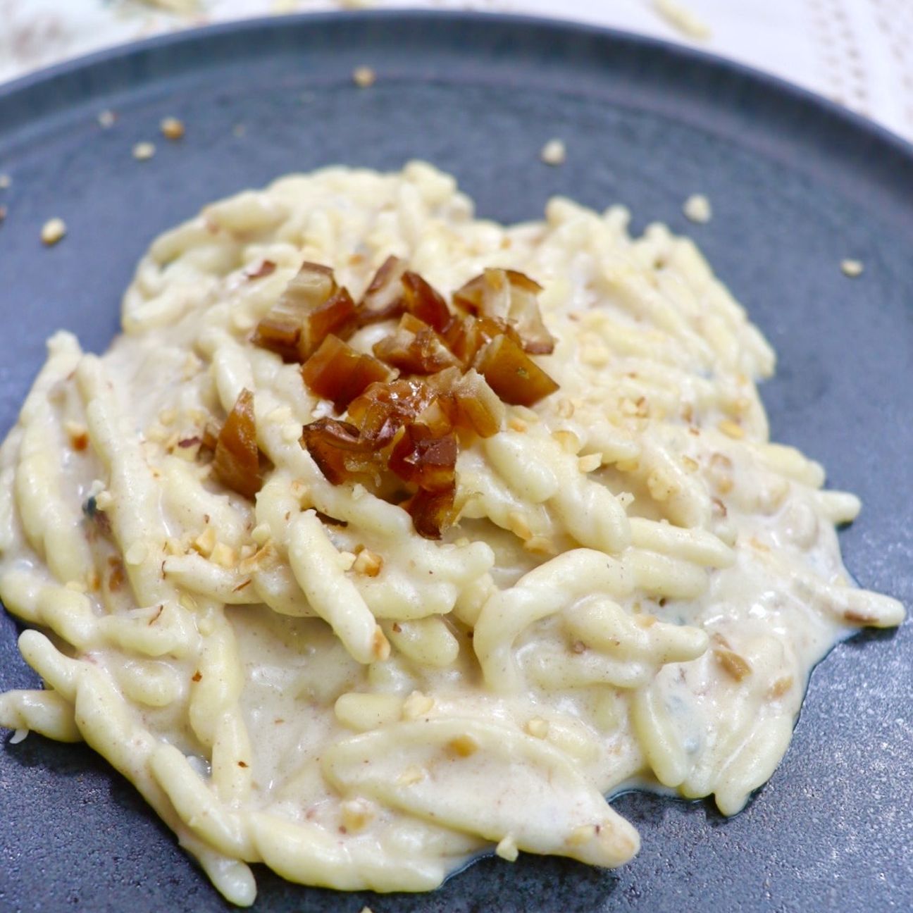 Pasta con datteri gorgonzola e mandorle