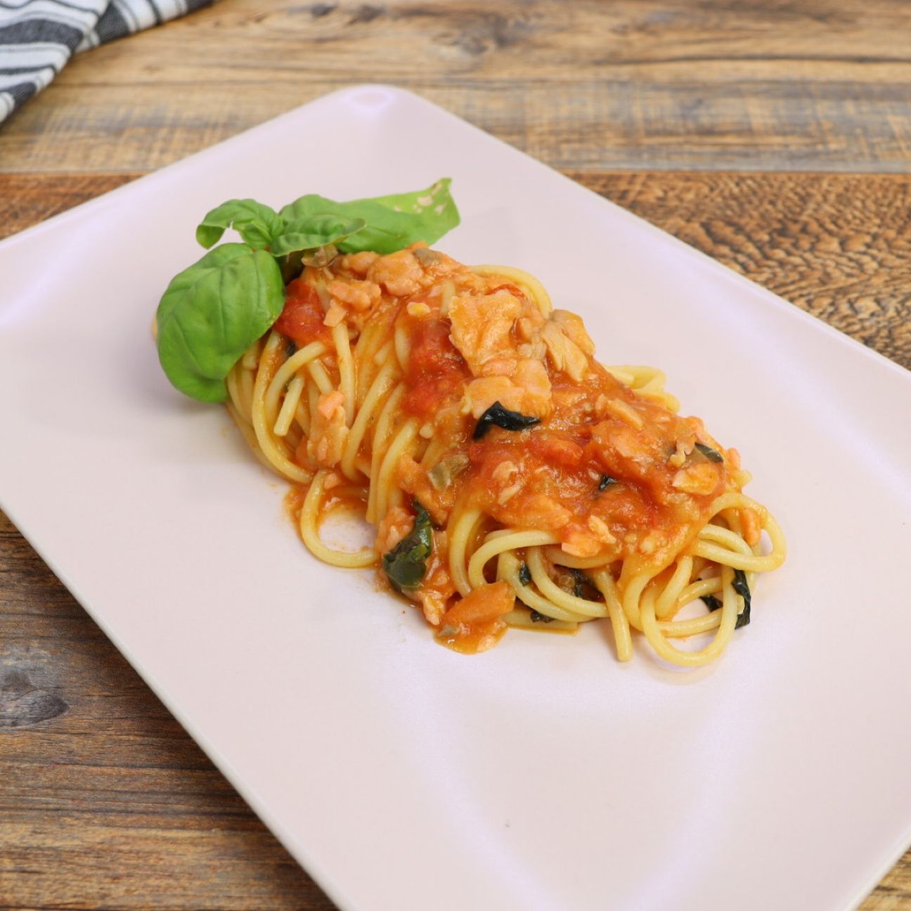 Spaghetti con salmone affumicato e pomodorini