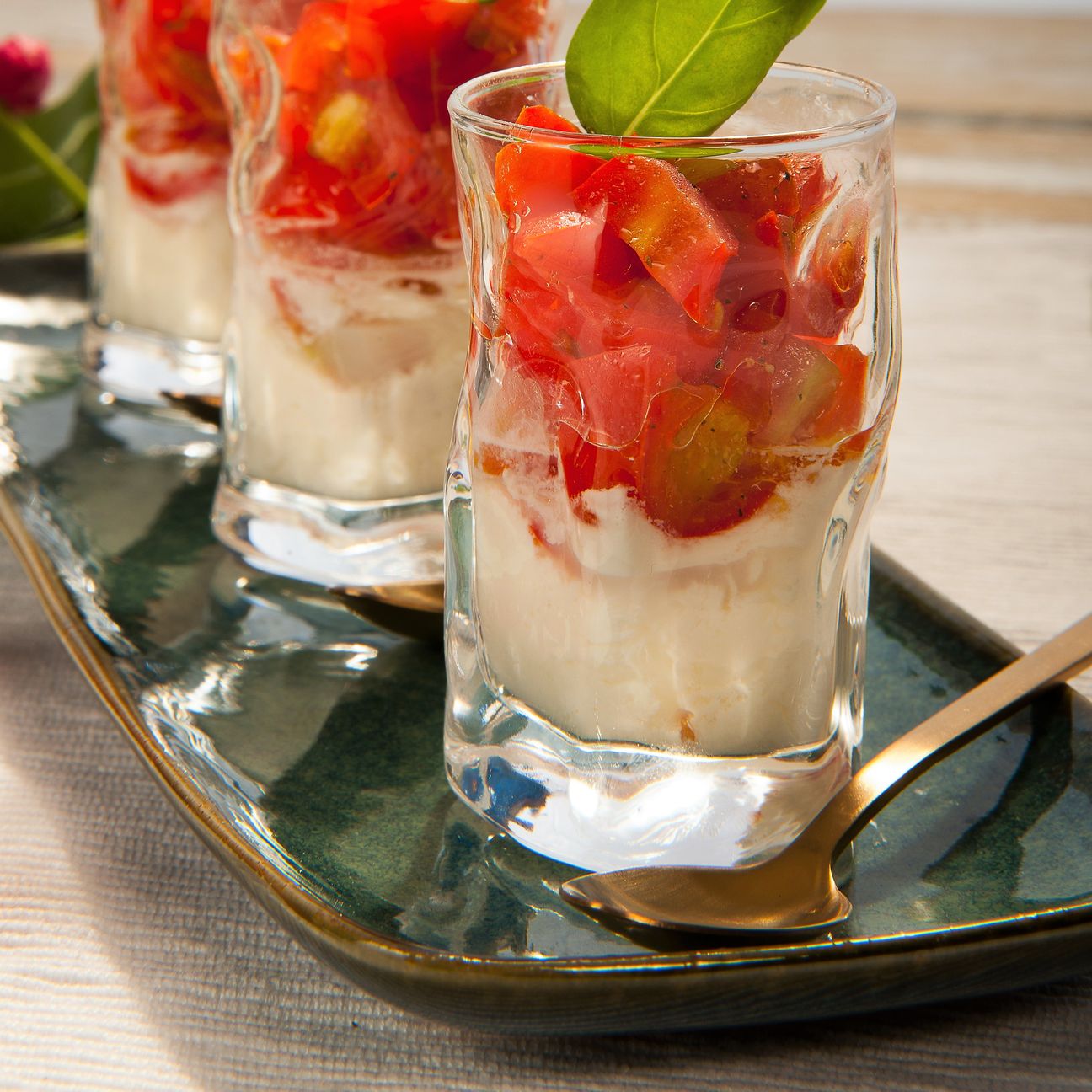 Bicchierini di pomodorini,stracciatella di burrata e basilico