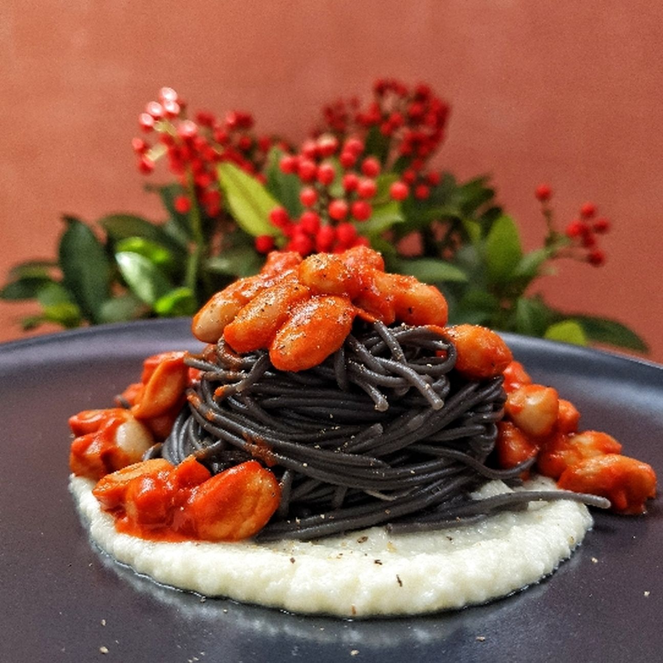 Spaghetti al nero di seppie , crema di pecorino romano e fagioli al sugo