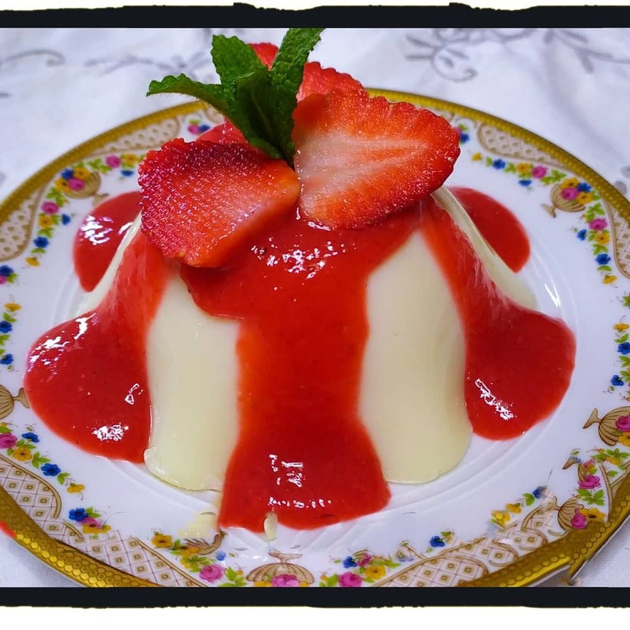 Crema di Latte con Coulis alle Fragole