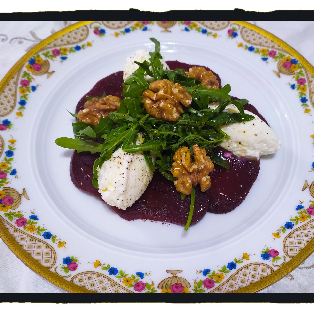 Insalata di Barbabietole Rosse con Quenelle di Caprino, Rucola e Noci
