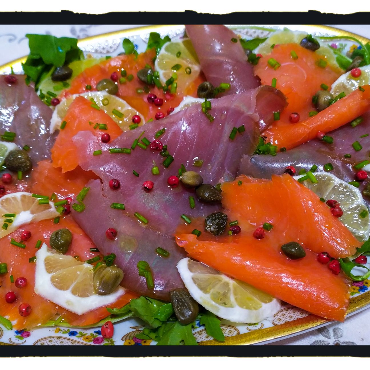 Carpaccio di Affumicati al Limone con Capperi, Pepe Rosa ed Erba Cipollina.