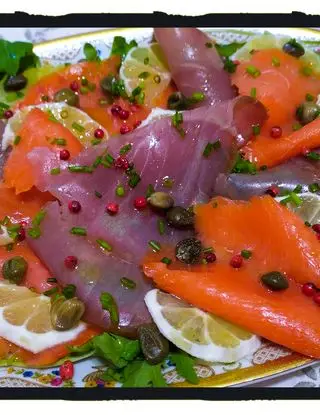 Ricetta Carpaccio di Affumicati al Limone con Capperi, Pepe Rosa ed Erba Cipollina. di in_cucina_con_flo