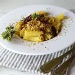 Ricetta Pasta con croccante di frutta secca e pomodorini confit