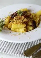 Ricetta Pasta con croccante di frutta secca e pomodorini confit