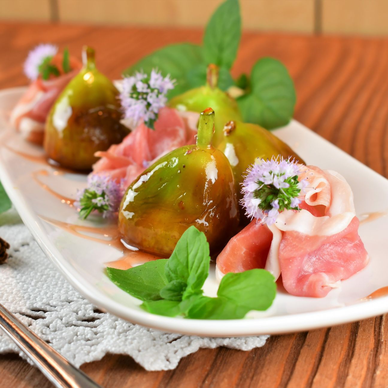 Fichi caramellati con roselline di prosciutto