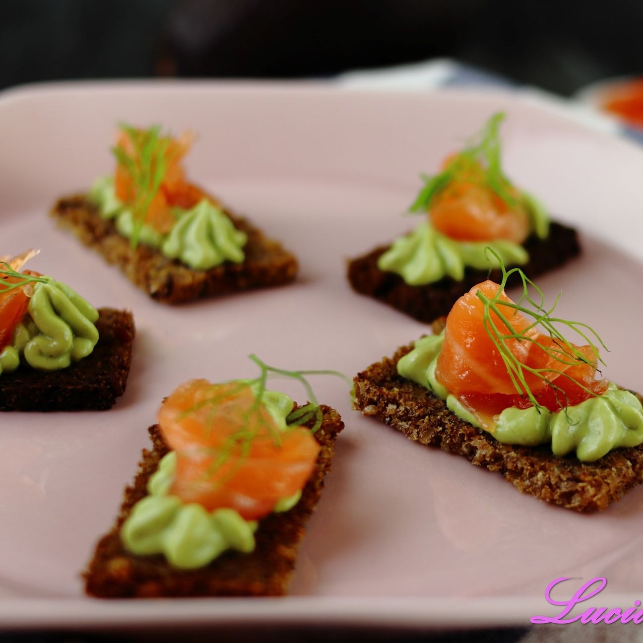 Finger con salmone e mousse di avocado