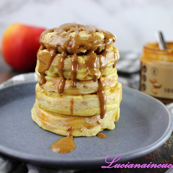 Sandwich-pancake alle mele rosse e crema di mandorle