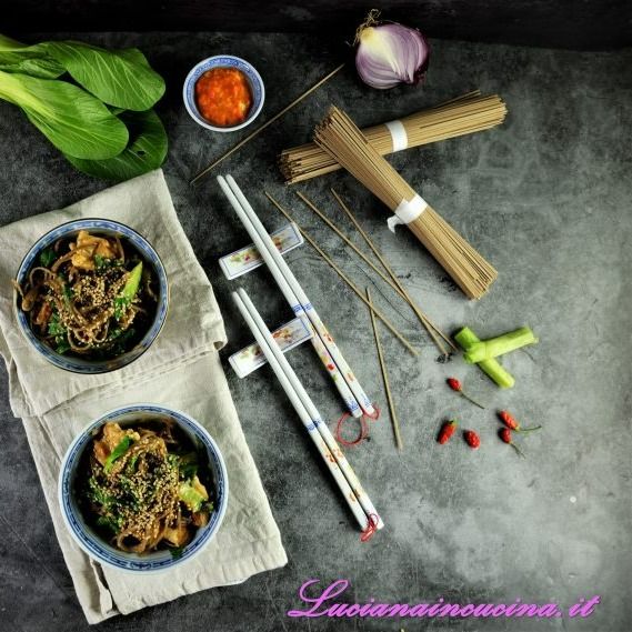 Spaghetti di soba con pollo e verdure