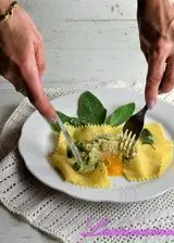 Ricetta Raviolone ripieno con tuorlo 