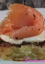 Ricetta Mini rosti di patate con robiola e salmone affumicato