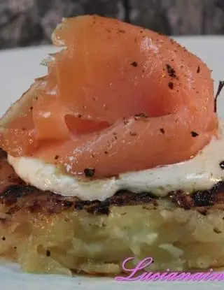 Ricetta Mini rosti di patate con robiola e salmone affumicato di lucianaincucina