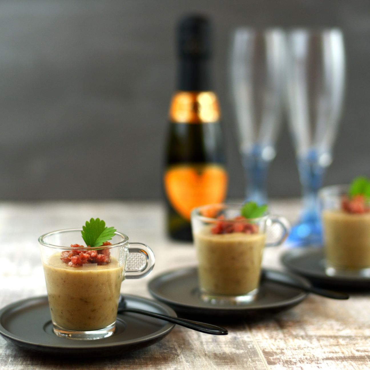 Crema di patate e lenticchie con crumble di cotechino