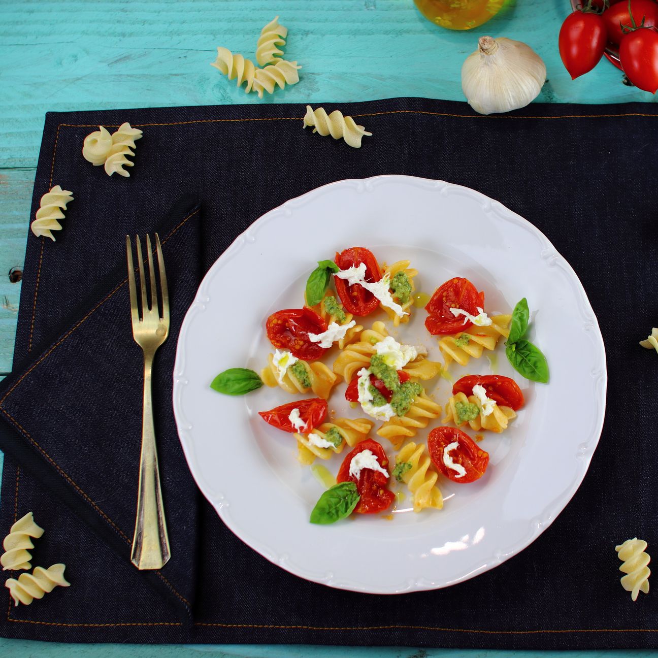 Fusilloni con datterini, pesto e stracciatella