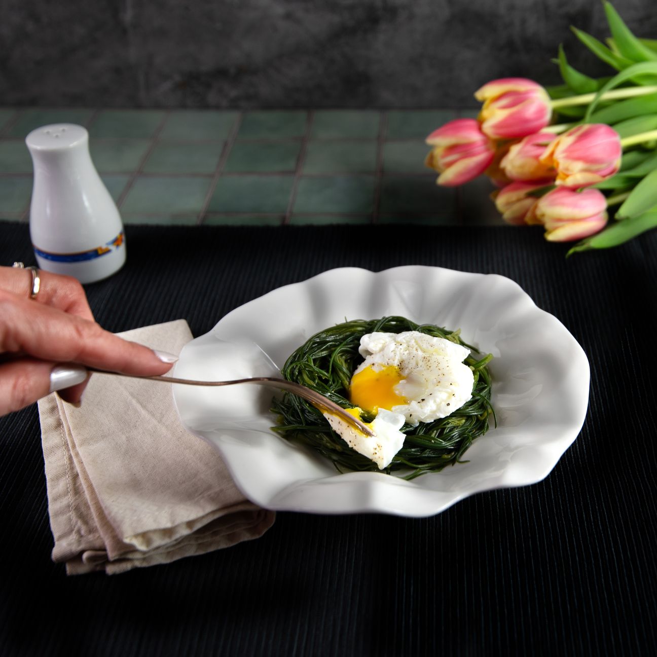 Agretti con uovo in camicia