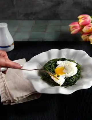 Ricetta Agretti con uovo in camicia di lucianaincucina